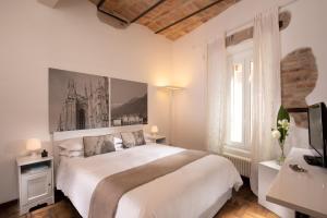 Un ou plusieurs lits dans un hébergement de l'établissement The Right Place 4U Roma Navona Terrace Luxury Rooms