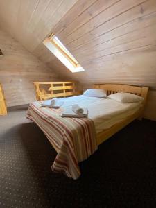 Un pat sau paturi într-o cameră la Hotel Monysto