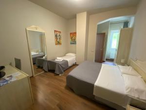 Pokój hotelowy z 2 łóżkami i lustrem w obiekcie Hotel Edoné w mieście Roe