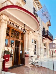 un vélo garé devant un bâtiment dans l'établissement LOGIS Hotel Majestic Chatelaillon Plage - La Rochelle, à Châtelaillon-Plage