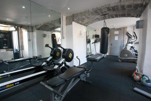 - une salle de sport avec 2 tapis de course et 2 vélos d'exercice dans l'établissement Loch Ness Moat House Apartments, à Fort Augustus