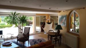 a living room with a couch and a table and chairs at Notre Rêve - Chambre d'hôtes in Marmoutier