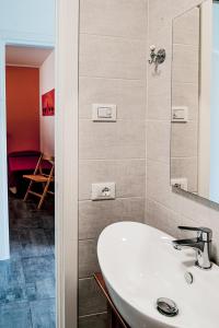 Casa Simone في مالسيسيني: حمام مع حوض أبيض ومرآة
