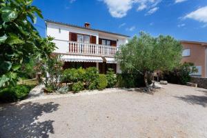 obraz domu w obiekcie ADRIA-Holiday House with a private pool in Krk w mieście Kornić