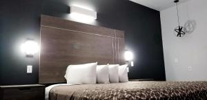 سرير أو أسرّة في غرفة في Continental Inn & Suites Conway