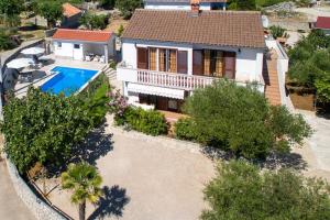 uma vista aérea de uma casa com piscina em ADRIA-Holiday House with a beautiful pool in Krk em Kornic