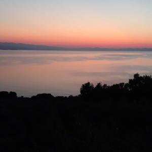 - une vue sur le coucher de soleil sur l'eau dans l'établissement villa Belian 3, à Argalasti