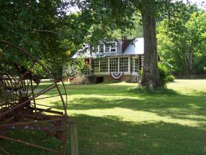 普林斯頓的住宿－Gorgeous cabin by river for 2, Princeton- I-77，院子里有树的房子