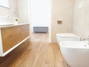 bagno con servizi igienici e lavandino di Guest House - La bella vita a Orosei