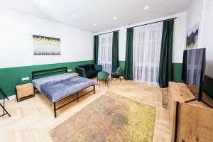 Televízia a/alebo spoločenská miestnosť v ubytovaní Apartamenty Teatralna
