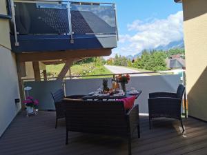 een balkon met een tafel en stoelen op een terras bij Appartement Seggl 2 in Pruggern