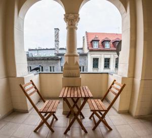 2 sillas en un balcón con vistas en Apartamenty Teatralna, en Katowice