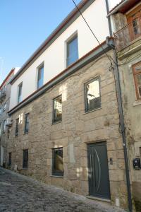 un antiguo edificio de piedra en una calle adoquinada en O Salgueiro en Melo