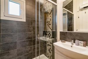 a bathroom with a sink and a shower at Les minis homes du Bugey - Eco-lodge City, un refuge en hyper centre in Ambérieu-en-Bugey