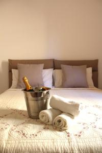 un letto con un secchio e asciugamani di B&B Le Terrazze a Terrasini