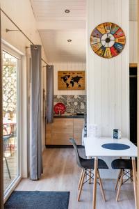 Posezení v ubytování Les minis homes du Bugey - Eco-lodge City, un refuge en hyper centre + 10 fotografií
