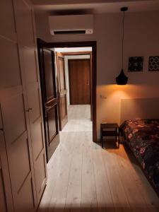 ein Schlafzimmer mit einem Bett und einer Tür zu einem Flur in der Unterkunft Isabella d'Aragona Guest House in Barletta