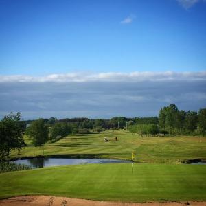 - Vistas a un campo de golf con estanque en Äppelgårdens Golfklubb, en Båstad