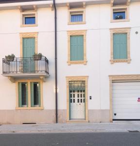 um edifício branco com uma porta de garagem branca em Al viale - a Negrar nel cuore della Valpolicella em Negrar