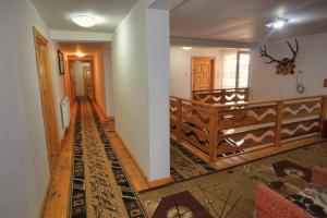 a hallway of a house with a wooden floor at Pensiunea Paradiso in Poiana Teiului