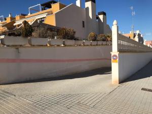 アレナレス・デル・ソルにあるBungalow Arenales del Sol, Alicanteの大型船が壁の横に停まっている