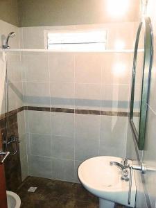 een badkamer met een wastafel en een toilet en een raam bij Villa Carlos Paz Alojamiento Santa Ponsa in Villa Carlos Paz