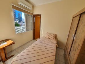 - une chambre avec un lit et une fenêtre dans l'établissement Hotel Garden Itaim, à São Paulo