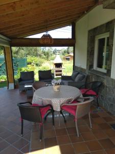 een patio met een tafel en stoelen bij Les Viesques in Colunga