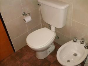 een badkamer met een wit toilet en een wastafel bij Villa Carlos Paz Alojamiento Santa Ponsa in Villa Carlos Paz +14 foto's