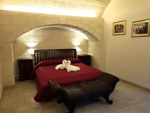 een slaapkamer met een bed met een handdoek erop bij B&b Aurasia in Ostuni