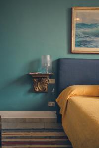 1 dormitorio con 1 cama y 1 lámpara en la pared en B&B Monte Oliveto, en Florencia