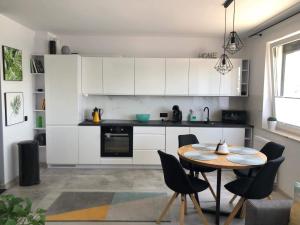 Kuchyň nebo kuchyňský kout v ubytování Apartamenty Garden