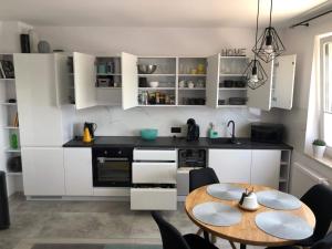 Kuchyň nebo kuchyňský kout v ubytování Apartamenty Garden