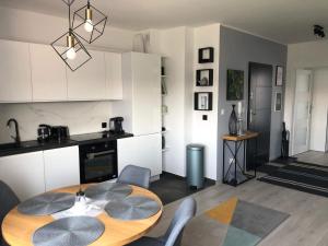 Kuchyň nebo kuchyňský kout v ubytování Apartamenty Garden