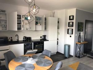 Kuchyň nebo kuchyňský kout v ubytování Apartamenty Garden
