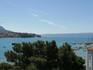 - une vue sur la baie depuis un bâtiment dans l'établissement Rooms & Apartments Bruno, à Split