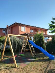 un parque infantil con tobogán y columpio en VILLA ANCORA MEDULIN, en Medulin