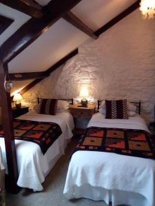 - une chambre avec 2 lits dans l'établissement Belvedere House, à Middleton in Teesdale