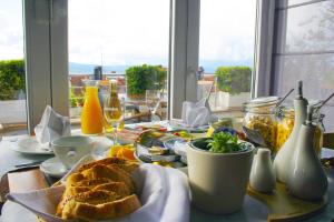 a table with a plate of bread and wine glasses at Apartments Villa Azzurra Bol in Bol