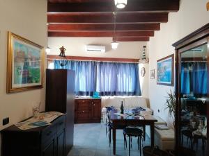 a kitchen and dining room with a table and chairs at Vela Club House in Cagliari