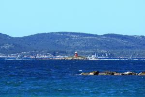 ein Leuchtturm in der Mitte eines Wasserkörpers in der Unterkunft Appartamenti Sole in Alghero