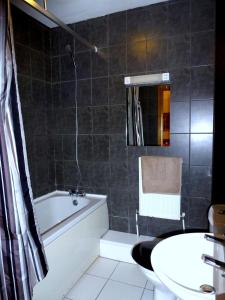 A bathroom at Riverside Hotel 
