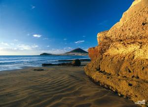 エル・メダノにあるMedano Beach - MARINEDA - Pool and Terrace -3の山を背景に広がる砂浜