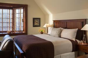 Un dormitorio con una cama grande y una ventana en Settlers Inn en Hawley