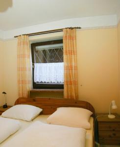 Ένα ή περισσότερα κρεβάτια σε δωμάτιο στο Gästehaus Steiger