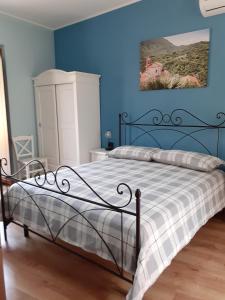 Tempat tidur dalam kamar di B&B Borgo Revelia
