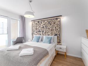 Łóżko lub łóżka w pokoju w obiekcie FARO Apartamenty Kasprowicza 20 BASEN w cenie SCHWIMMBAD im Preis