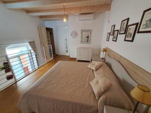Arco Della Neve Guest House tesisinde bir odada yatak veya yataklar