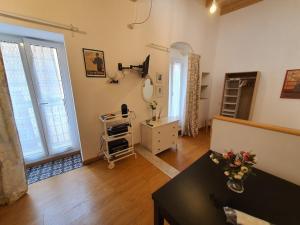 TV a/nebo společenská místnost v ubytování Arco Della Neve Guest House