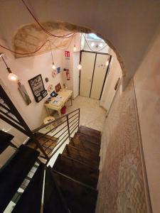 una vista sul soffitto di una scala in un edificio di Arco Della Neve Guest House a Bari